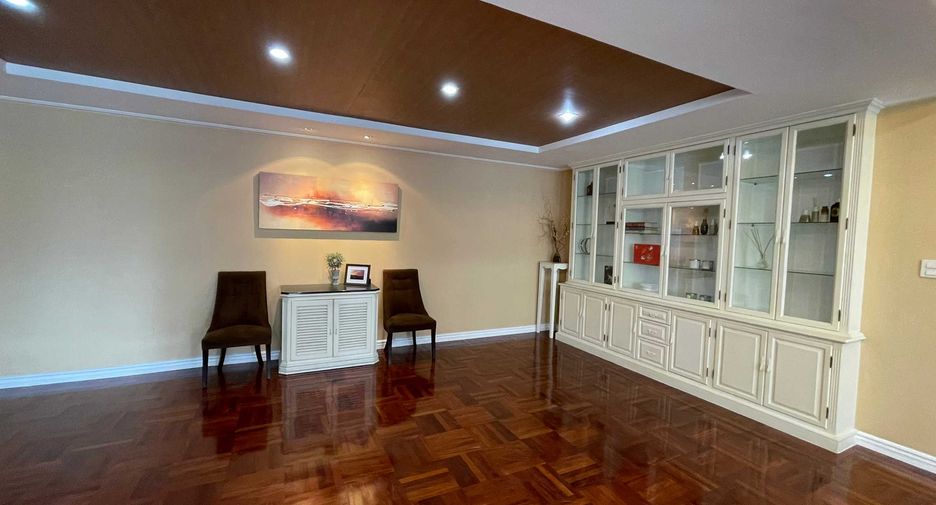 For rent 2 bedrooms condo in Khlong Toei, Bangkok