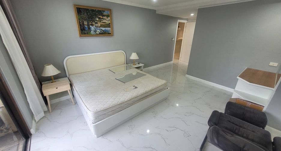 For rent 3 bedrooms condo in Khlong Toei, Bangkok