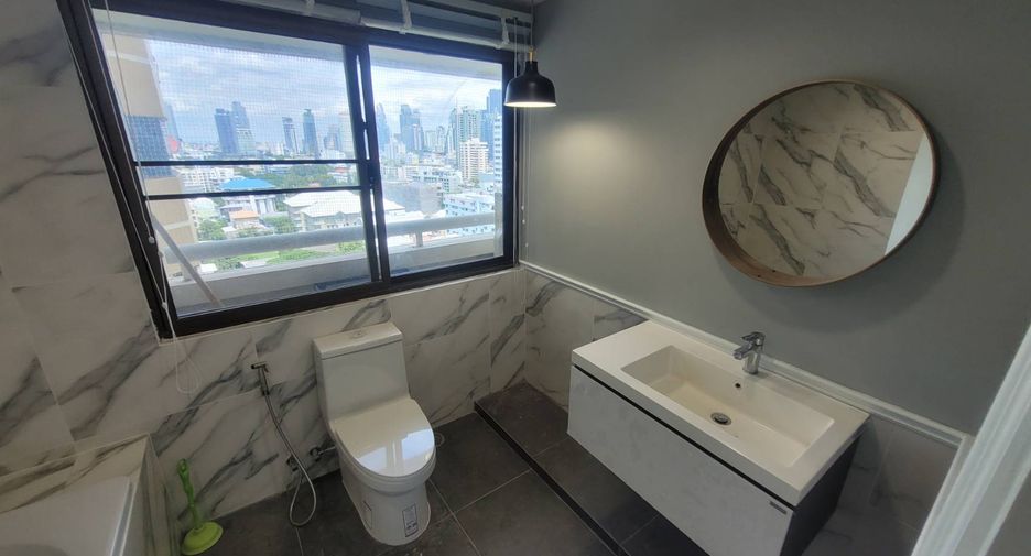 For rent 3 bedrooms condo in Khlong Toei, Bangkok