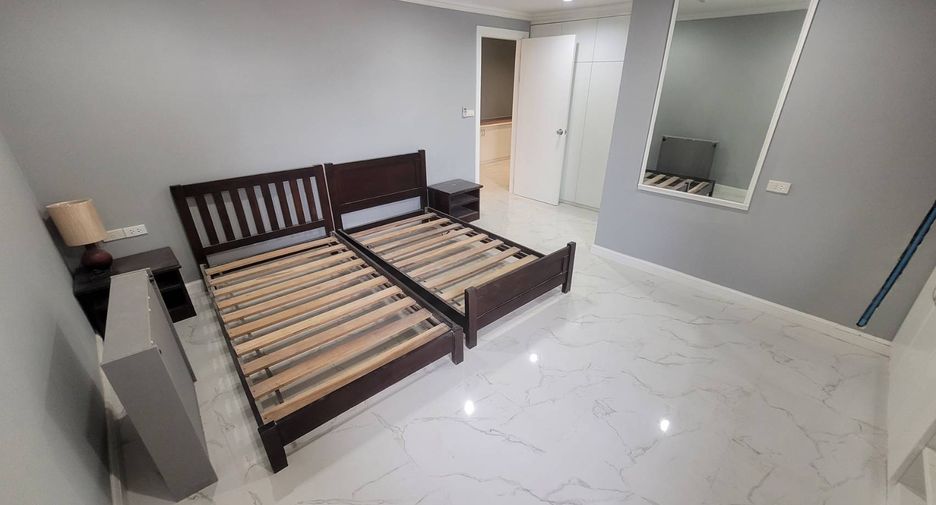 For rent 3 bedrooms condo in Khlong Toei, Bangkok