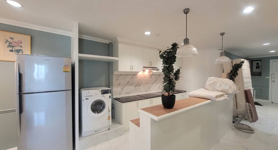 For rent 3 bedrooms condo in Khlong Toei, Bangkok