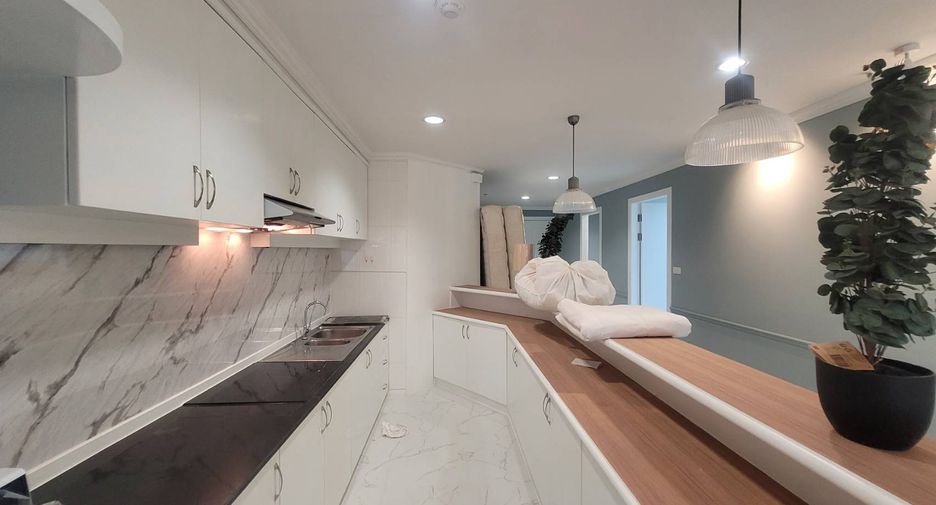 For rent 3 bedrooms condo in Khlong Toei, Bangkok