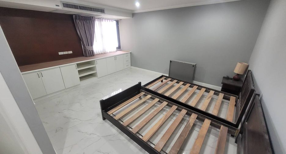 For rent 3 bedrooms condo in Khlong Toei, Bangkok