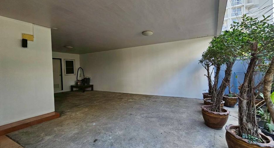 For rent 2 ベッドルーム house in Watthana, Bangkok