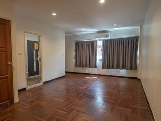 For rent 3 bedrooms townhouse in Khlong Toei, Bangkok