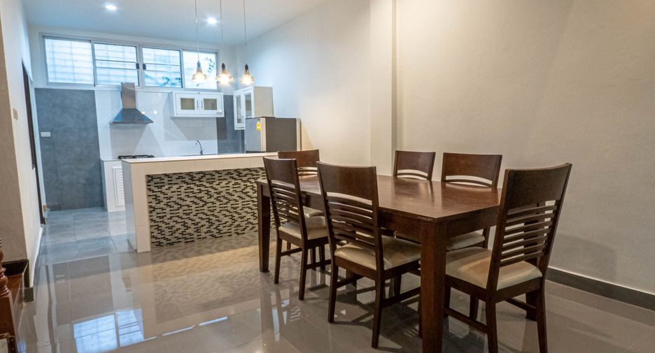 For rent 3 bedrooms townhouse in Khlong Toei, Bangkok