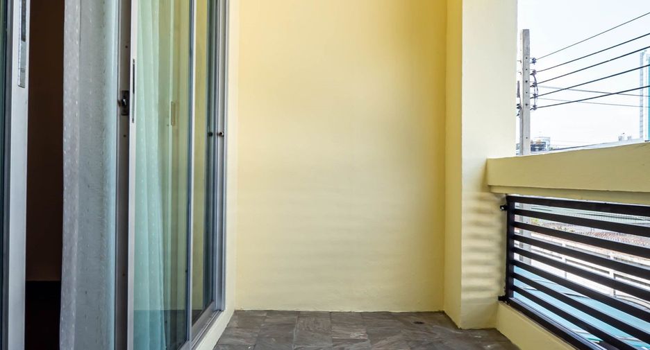 For rent 3 bedrooms townhouse in Khlong Toei, Bangkok