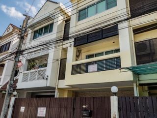 For rent 3 bedrooms townhouse in Khlong Toei, Bangkok