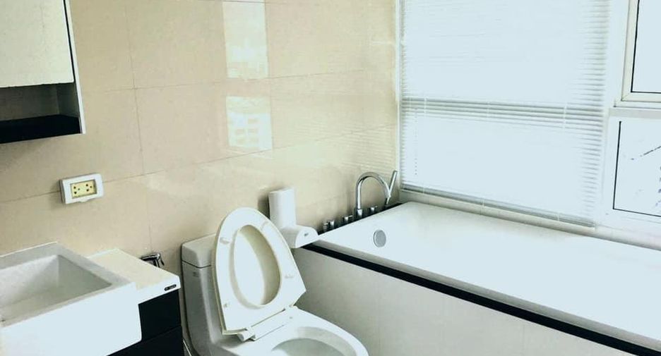 For rent 3 bedrooms condo in Khlong Toei, Bangkok