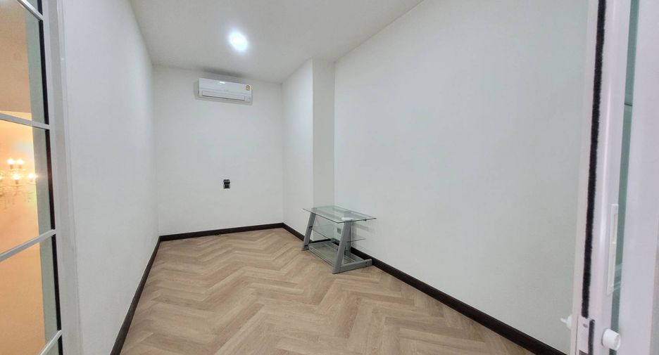 For rent 3 ベッドルーム house in Watthana, Bangkok