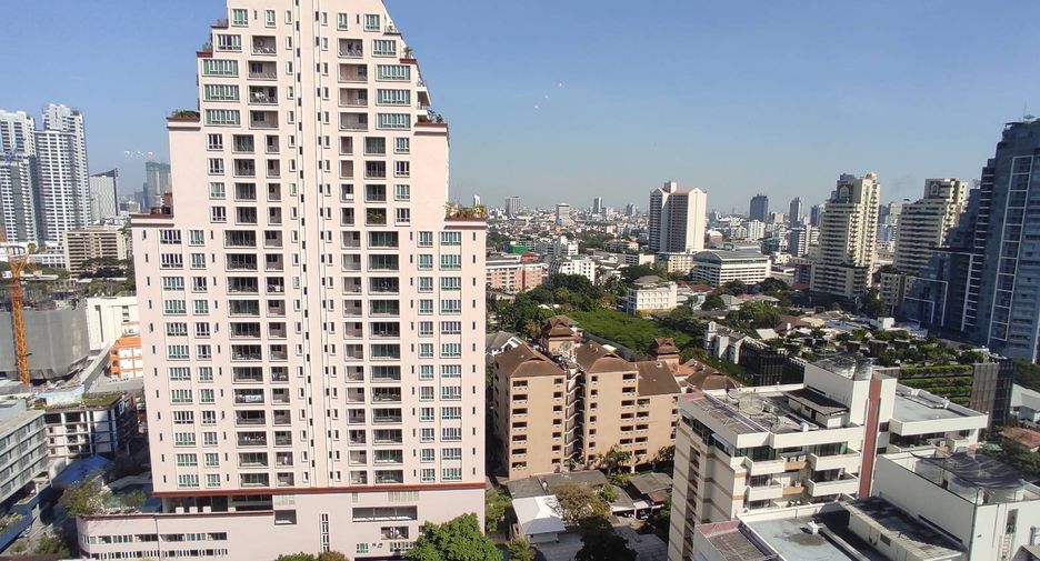 For rent 3 bedrooms condo in Khlong Toei, Bangkok