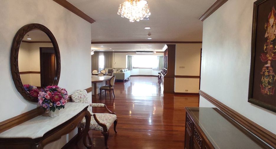 For rent 3 bedrooms condo in Khlong Toei, Bangkok