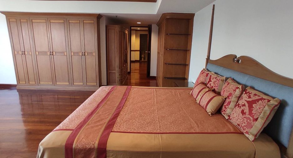 For rent 3 bedrooms condo in Khlong Toei, Bangkok