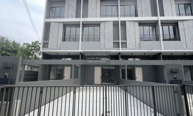 À louer 4 chambres maison de ville à Pak Kret, Nonthaburi