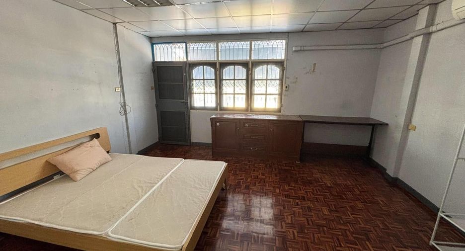 Casa adosada en alquiler de 3 habitaciones en Bang Na, Bangkok