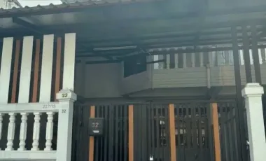 Casa adosada en alquiler de 3 habitaciones en Bang Na, Bangkok