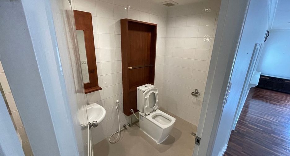 For rent 3 bedrooms condo in Sathon, Bangkok