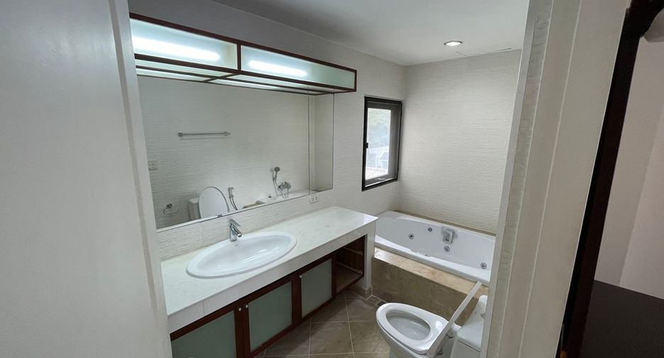 For rent 3 bedrooms condo in Sathon, Bangkok