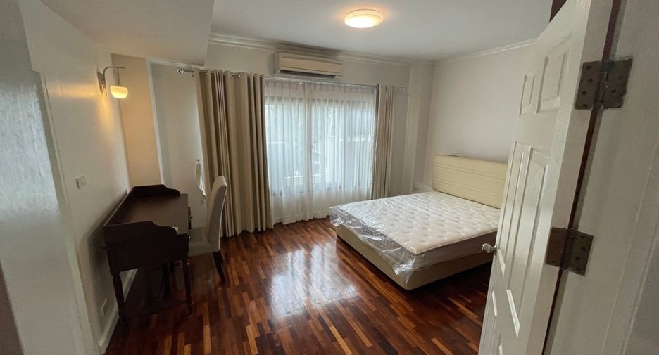 For rent 3 bedrooms condo in Sathon, Bangkok