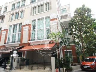 Casa adosada en alquiler y en venta de 4 habitaciones en Watthana, Bangkok