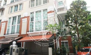 Casa adosada en alquiler y en venta de 4 habitaciones en Watthana, Bangkok