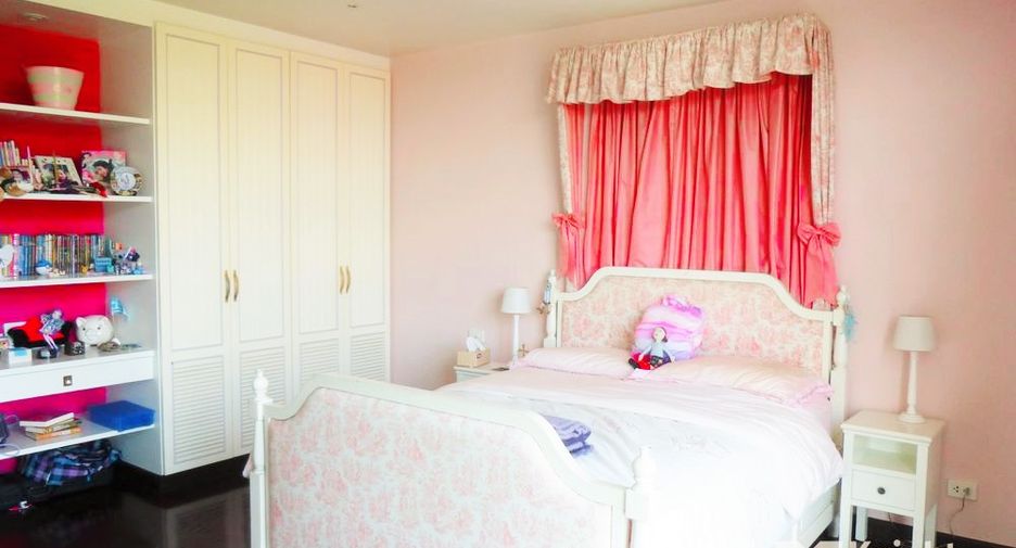 For sale 3 bedrooms condo in Watthana, Bangkok