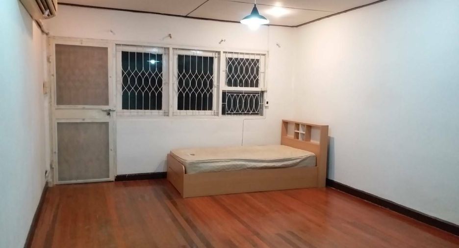 For rent 2 bed townhouse in Din Daeng, Bangkok