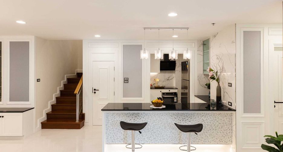 For sale 5 bed condo in Huai Khwang, Bangkok