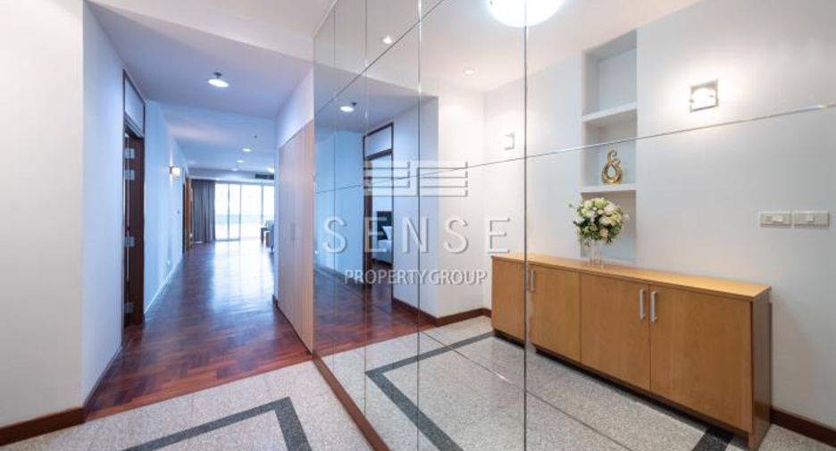 For rent 3 bedrooms condo in Khlong Toei, Bangkok