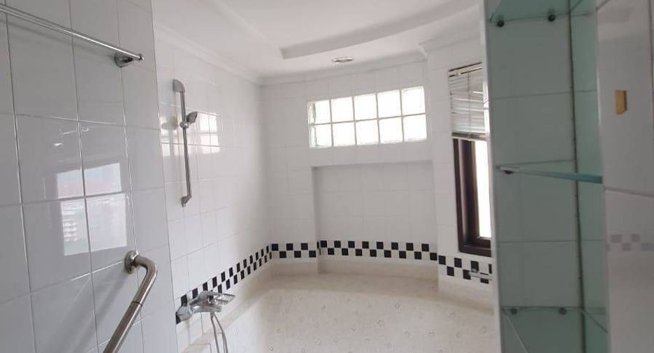 For rent 3 bed condo in Watthana, Bangkok