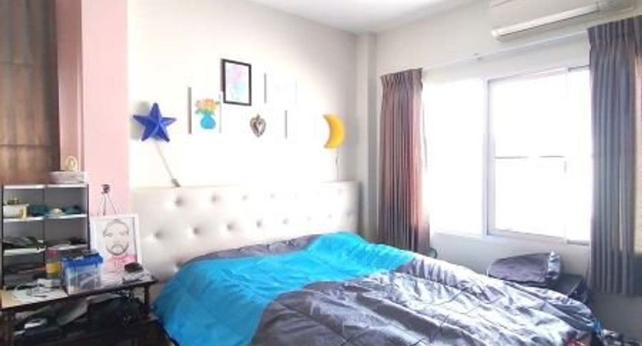 For sale 3 bedrooms townhouse in Bang Kapi, Bangkok