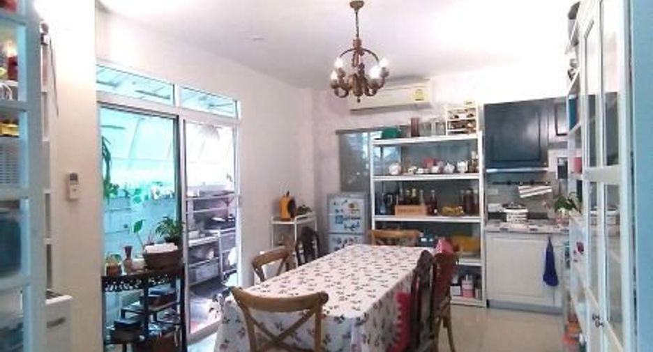 For sale 3 bedrooms townhouse in Bang Kapi, Bangkok