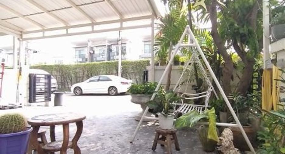 For sale 3 bedrooms townhouse in Bang Kapi, Bangkok