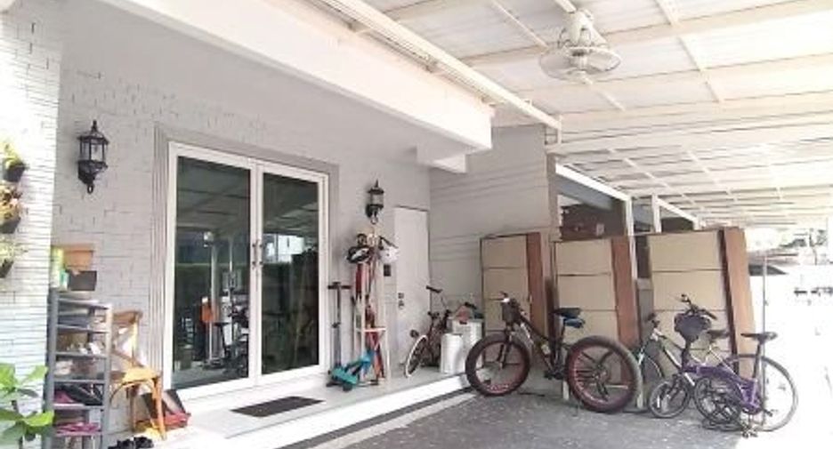 For sale 3 bedrooms townhouse in Bang Kapi, Bangkok