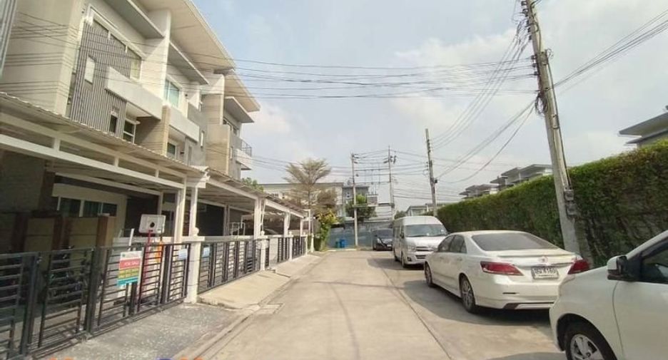 For sale 3 bedrooms townhouse in Bang Kapi, Bangkok