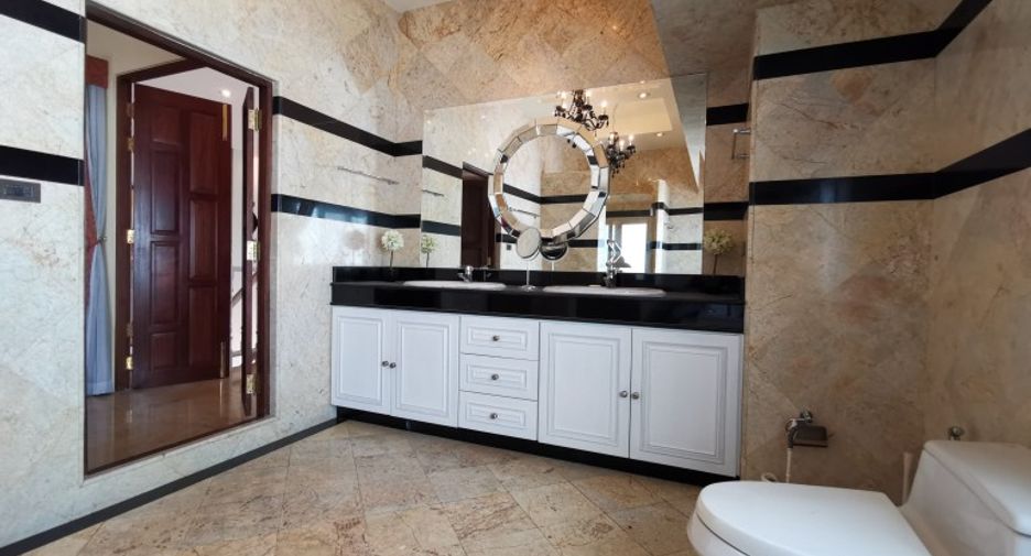 For sale 3 bedrooms condo in South Pattaya, Pattaya