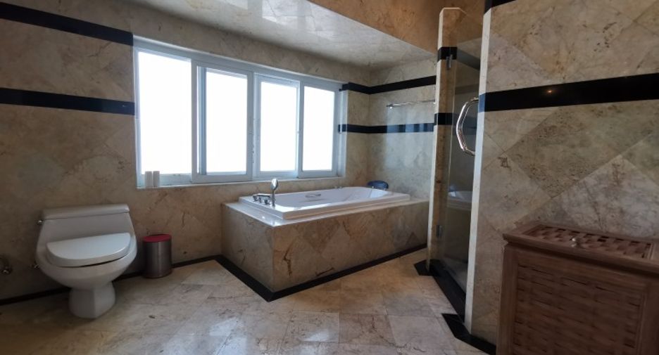 For sale 3 bedrooms condo in South Pattaya, Pattaya