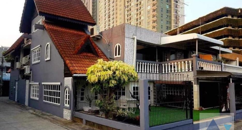 For sale 5 bed house in Khlong Toei, Bangkok