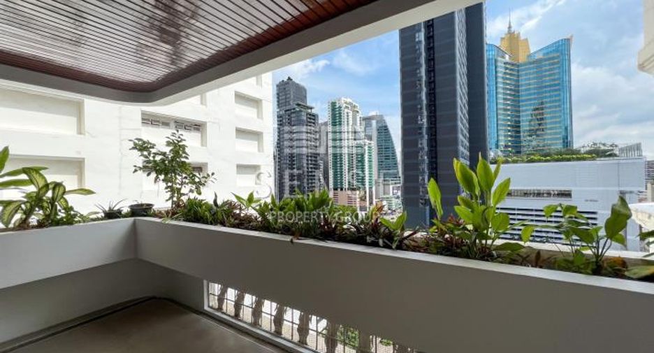 For rent 3 bedrooms condo in Khlong Toei, Bangkok