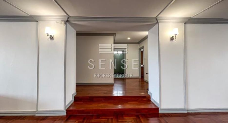 For rent 3 bedrooms condo in Khlong Toei, Bangkok