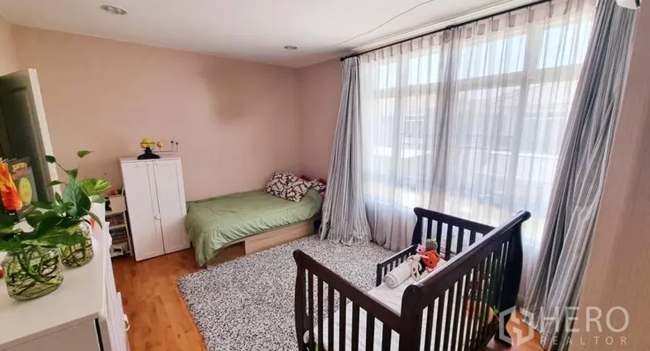 Haus zur Miete und zum Kauf mit 4 Zimmer in Saphan Sung, Bangkok