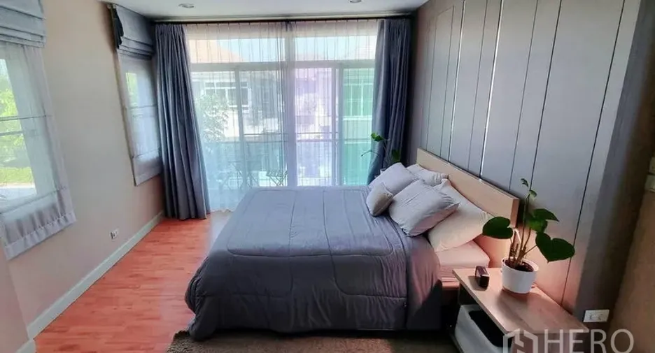 Haus zur Miete und zum Kauf mit 4 Zimmer in Saphan Sung, Bangkok