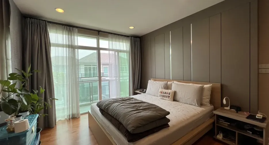 Haus zur Miete und zum Kauf mit 4 Zimmer in Saphan Sung, Bangkok