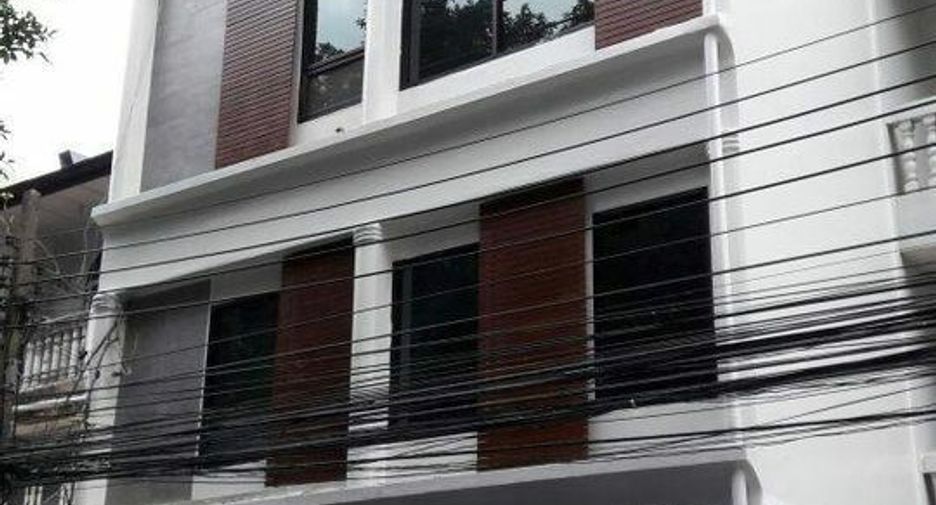 For rent 9 bed townhouse in Watthana, Bangkok