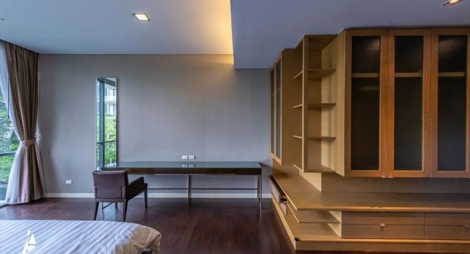 For rent 3 bedrooms condo in Khlong Toei, Bangkok