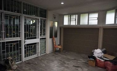 Reihenhaus zur Miete und zum Kauf mit 4 Zimmer in Phra Khanong, Bangkok