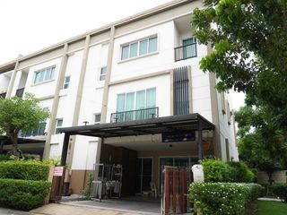 Casa adosada en alquiler y en venta de 4 habitaciones en Phra Khanong, Bangkok