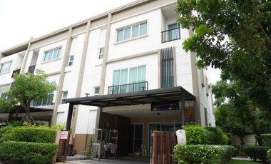 Reihenhaus zur Miete und zum Kauf mit 4 Zimmer in Phra Khanong, Bangkok