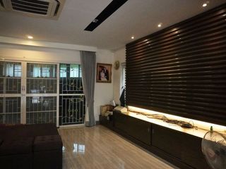Casa adosada en alquiler y en venta de 4 habitaciones en Phra Khanong, Bangkok