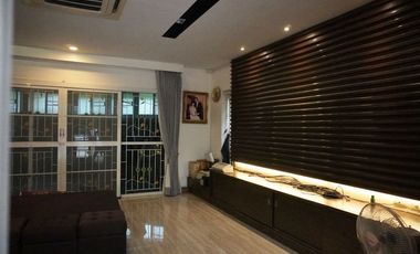 Reihenhaus zur Miete und zum Kauf mit 4 Zimmer in Phra Khanong, Bangkok